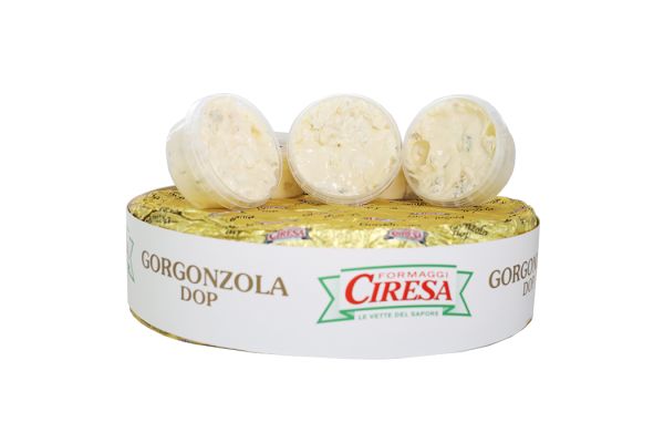 Schepgorgonzola verpakt in kleine bakjes bovenop een grote verpakking