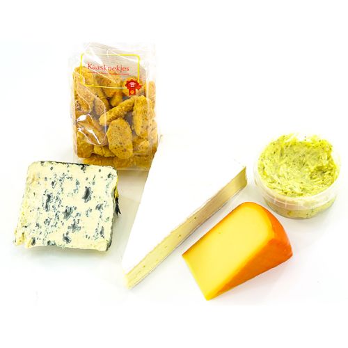 Kaasplank met Kernhem, Saint Agur, roombrie, kaaskoekjes en oude kaas pesto tapenade