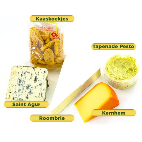 Kaasplank met Kernhem, Saint Agur, roombrie, kaaskoekjes en oude kaas pesto tapenade